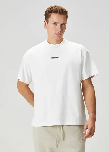 Beyaz Logo Detaylı T-shirt