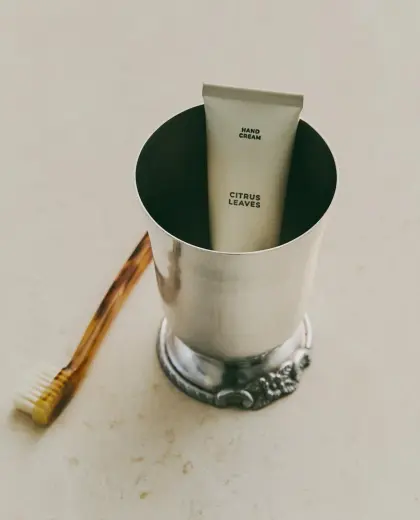 ÇİÇEK DESENLİ METAL BANYO AKSESUARLARI
