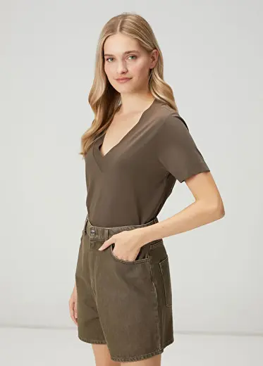 Haki Yanı Yırtmaçlı Basic T-shirt
