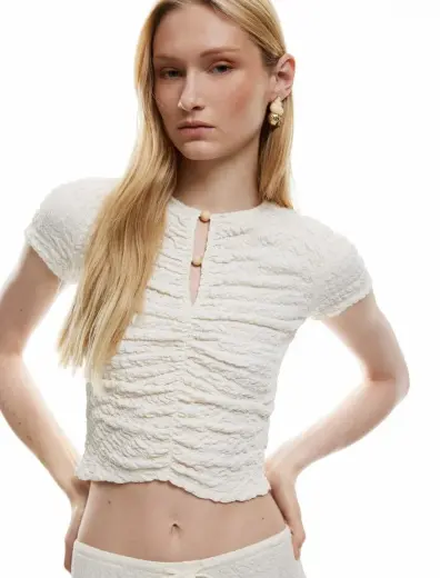 Slim Fit Kısa Kollu Boncuk Detaylı Bürümcük Kumaş Dokulu Tişört