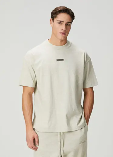 Taş Logo Detaylı T-shirt