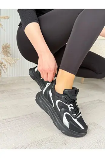 Siyah Beyaz Bağcıklı Kadın Spor Ayakkabı