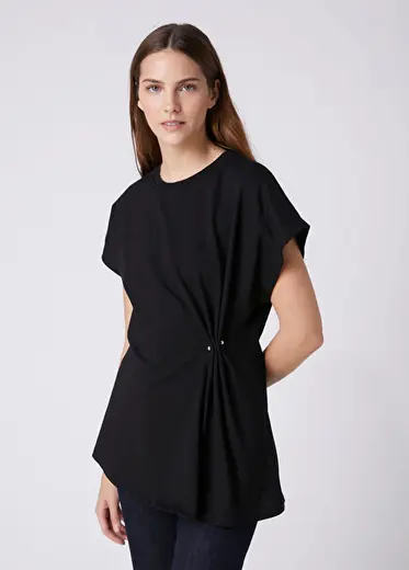 Siyah Broş Detaylı T-shirt