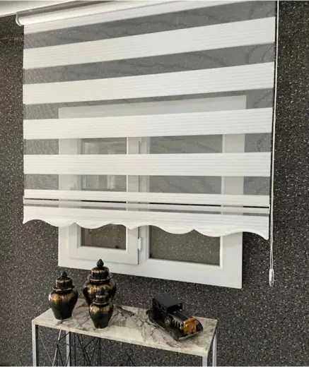 Geniş Plise Ekru Beyaz Eteği Dilimli Stor Zebra Güneşlik Perde Alüminyum Kasa, Metal Ayak Beyaz