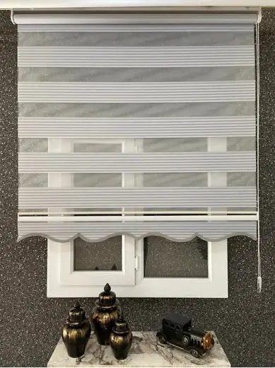 Açık Gri Geniş Pliseli Zebra Stor Perde Eteği Dilimli Alüminyum Kasa Metal Ayak Açık Gri