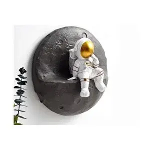 Vivense Ay Üstünde Oturan Astronot, Gold
