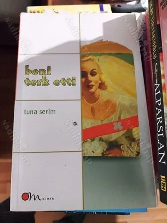 BENİ TERK ETTİ