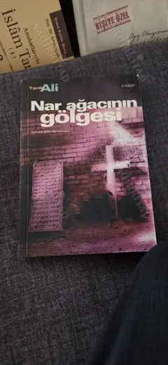 NAR AĞACININ GÖLGESİ 1. Baskı - yazarı tarık ali'den imzalı