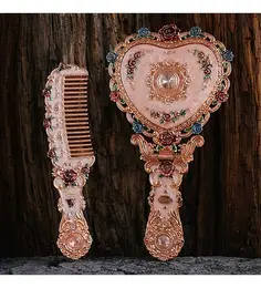 Lüks Kalp Tasarımlı El Aynası & Tarak Seti – Vintage Çiçek İşlemeli Dekoratif Makyaj Aynası (Pudra Pembe) 3